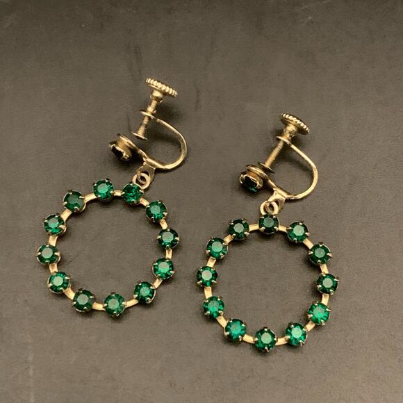 Vintage Emerald Green Rhinestone Gold Tone Circle Dangle Screwback Earrings - Picture 1 of 7